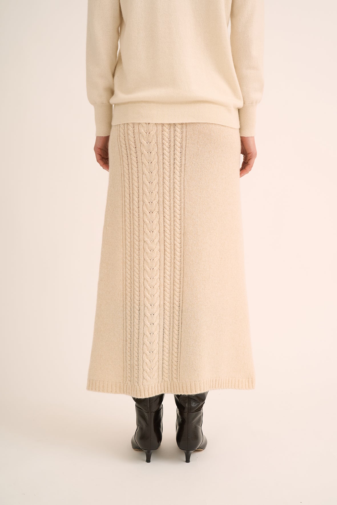 258 Asymmetric cable skirt