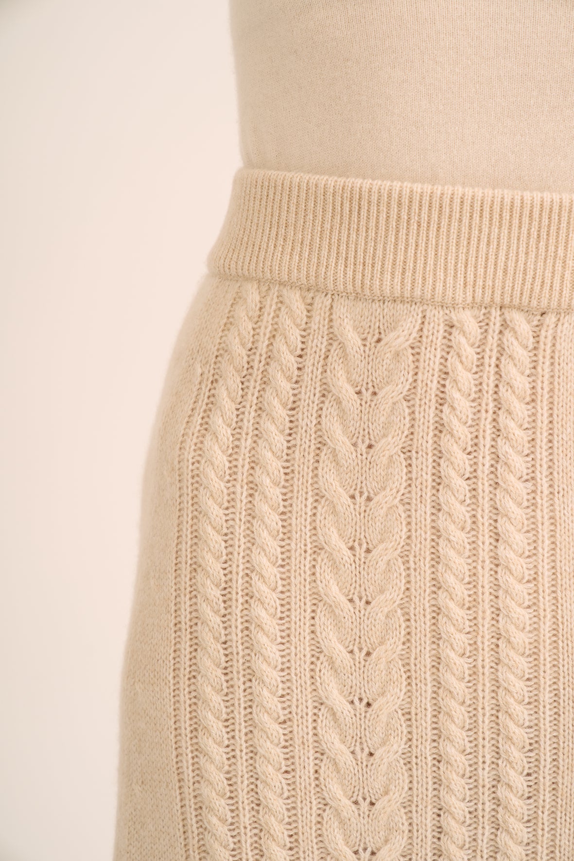 258 Asymmetric cable skirt
