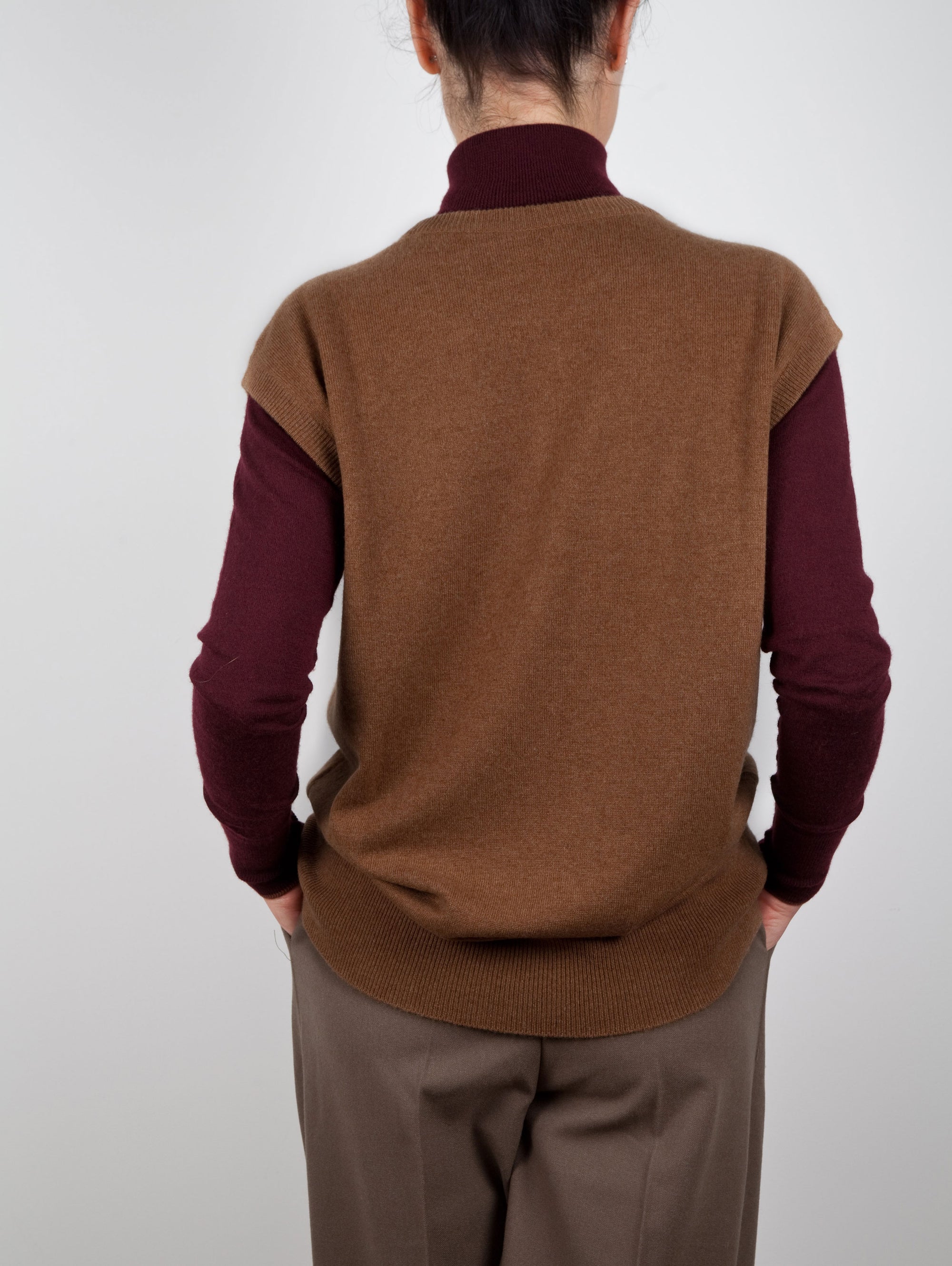 Sleeveless Ellipse Hem Cashmere Vest
