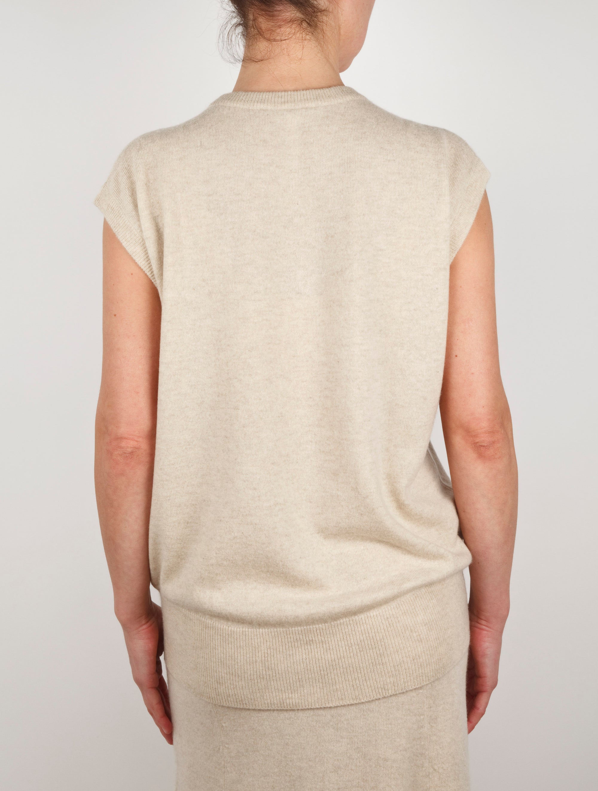 Sleeveless Elipse Hem Cashmere Vest 