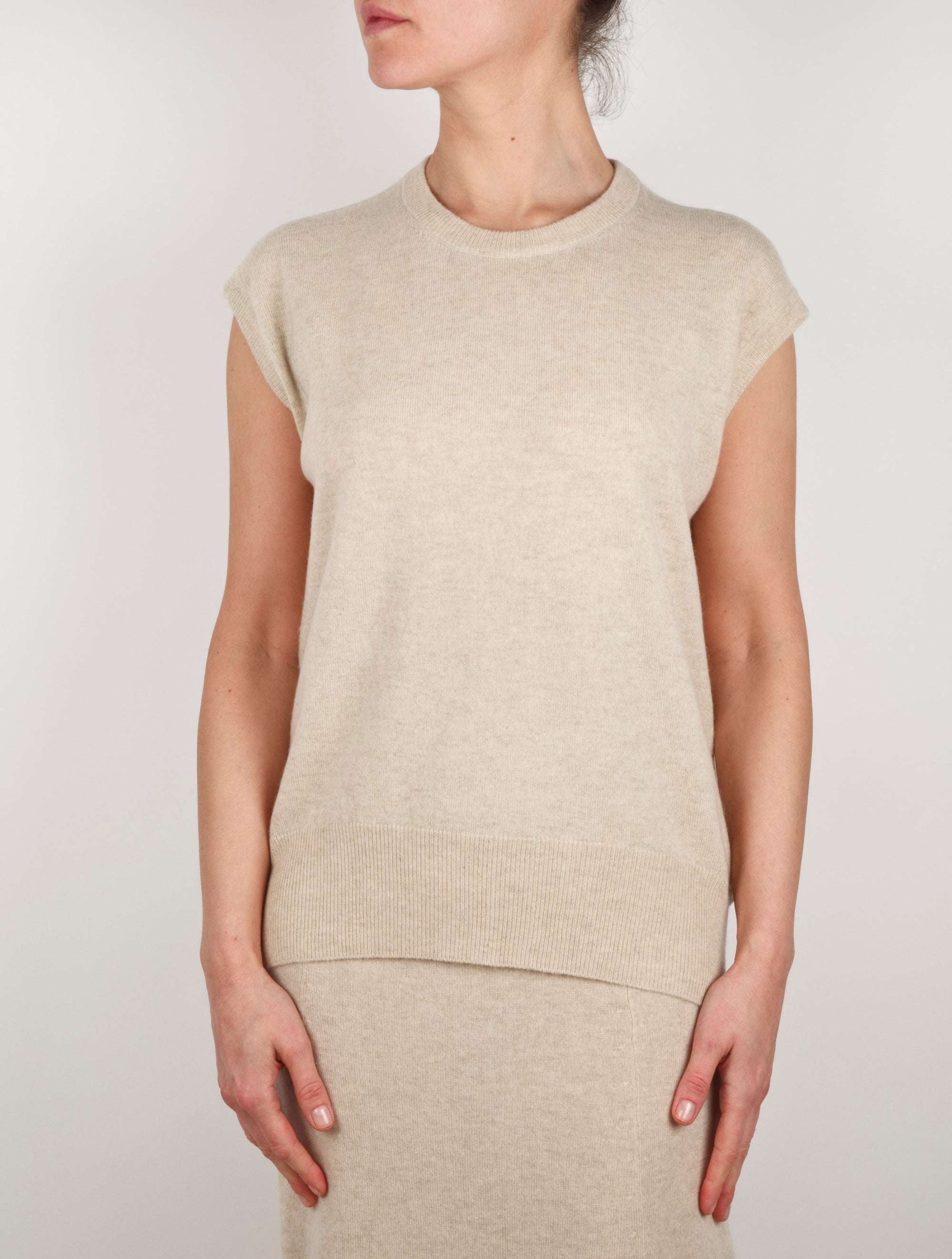 Sleeveless Elipse Hem Cashmere Vest 